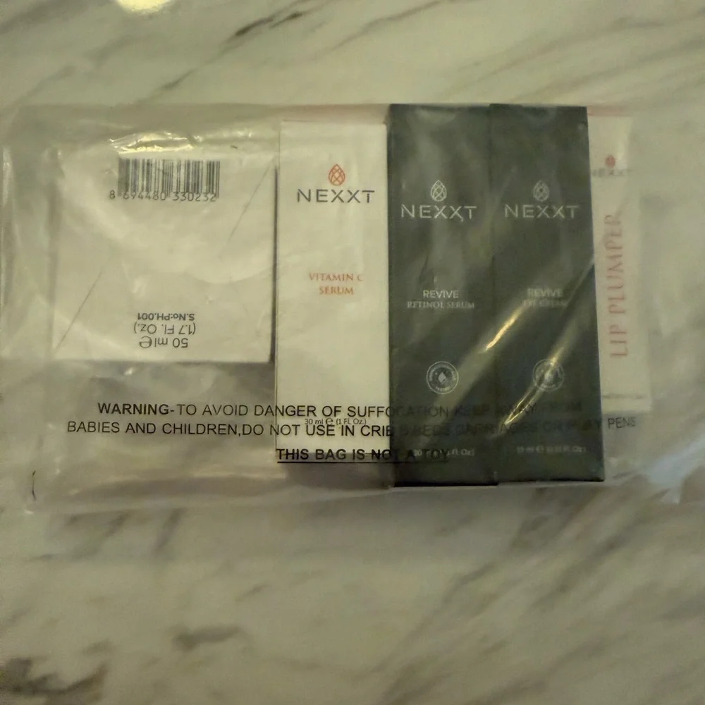 BUNDLE Nexxt Vitamin C Serum, Lip Plumper&Mask, Revive Eye Cream & Retinol Serum - Picture 2 of 10
